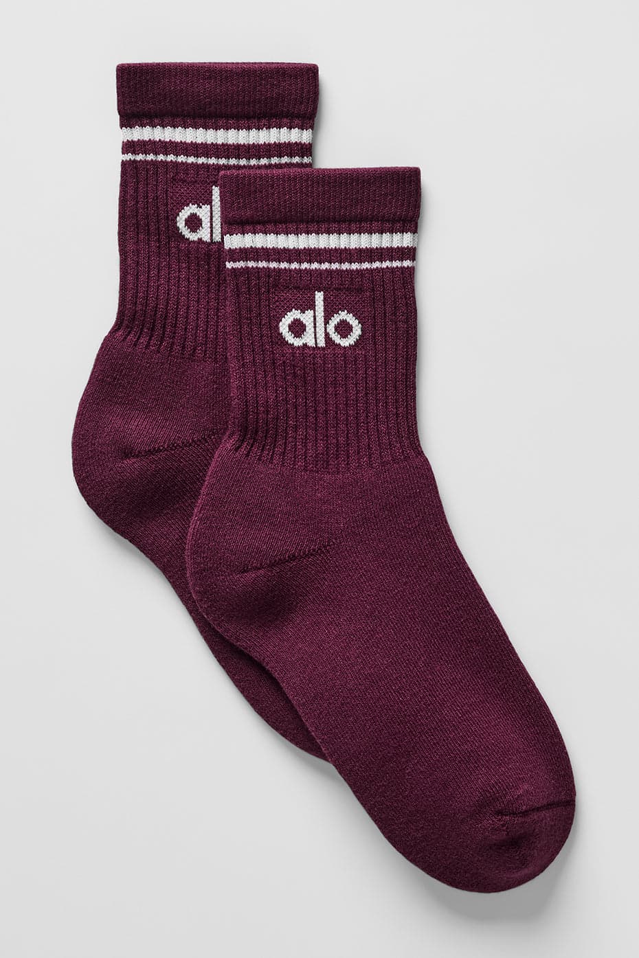 Alo Yoga — Unisex Half-Crew Throwback Sock - Burgundy/White