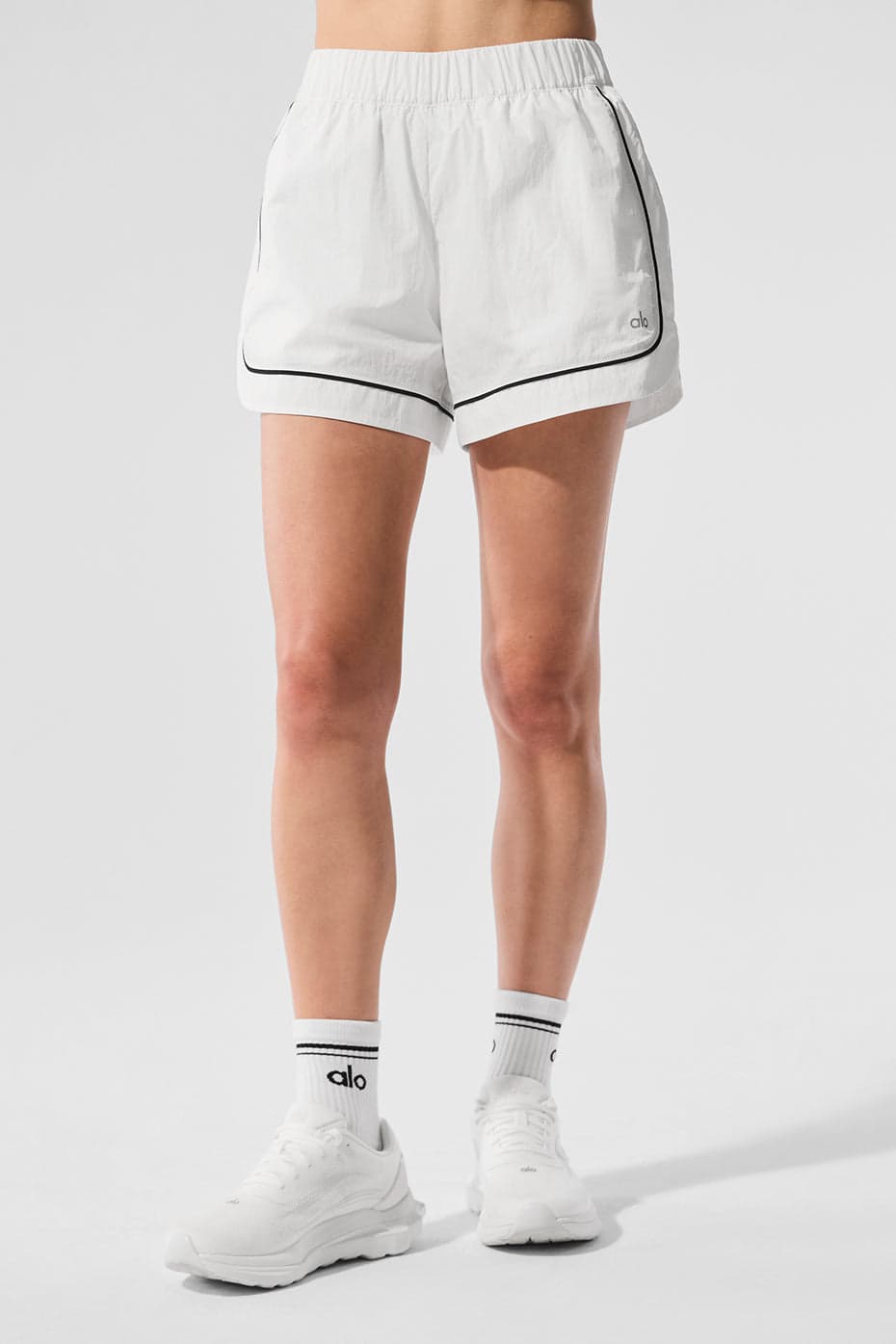 Alo Yoga — Motivate Track Short - White/Black