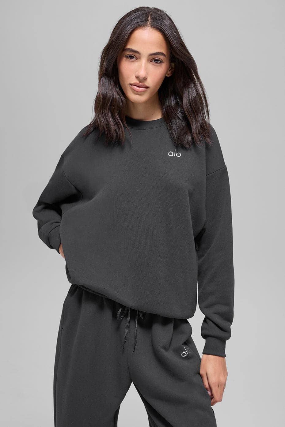 Alo Yoga — Accolade Crew Neck Pullover - Anthracite