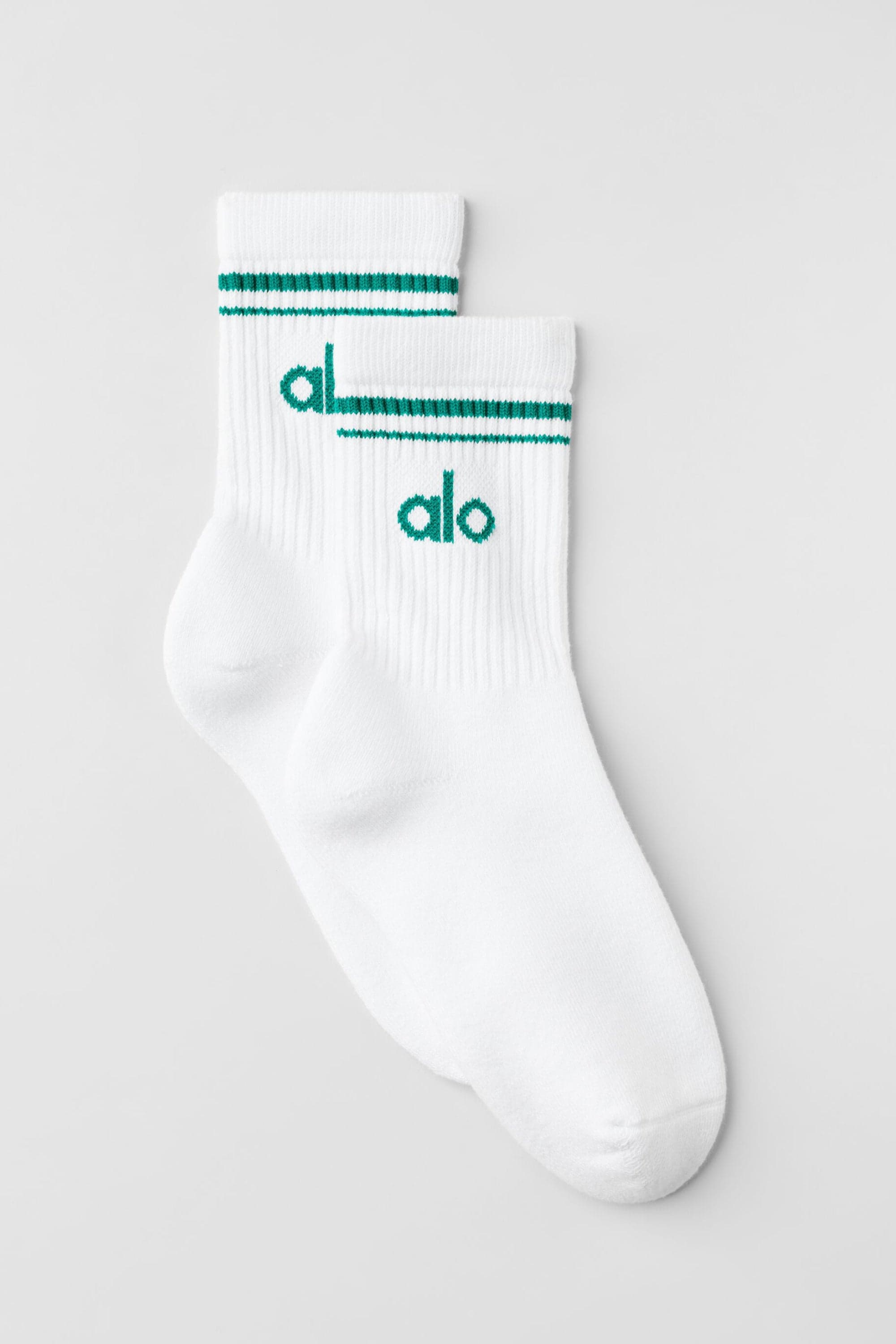 Alo Yoga — Unisex Half-Crew Throwback Sock - White/Emerald Isle