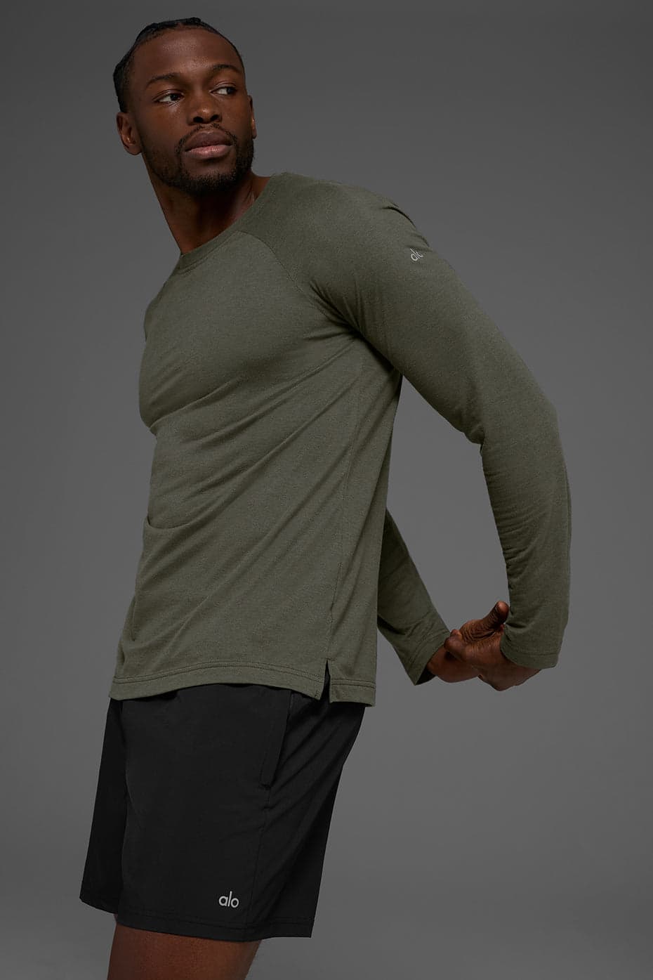 Alo Yoga — Triumph Long Sleeve Tee - Stealth Green