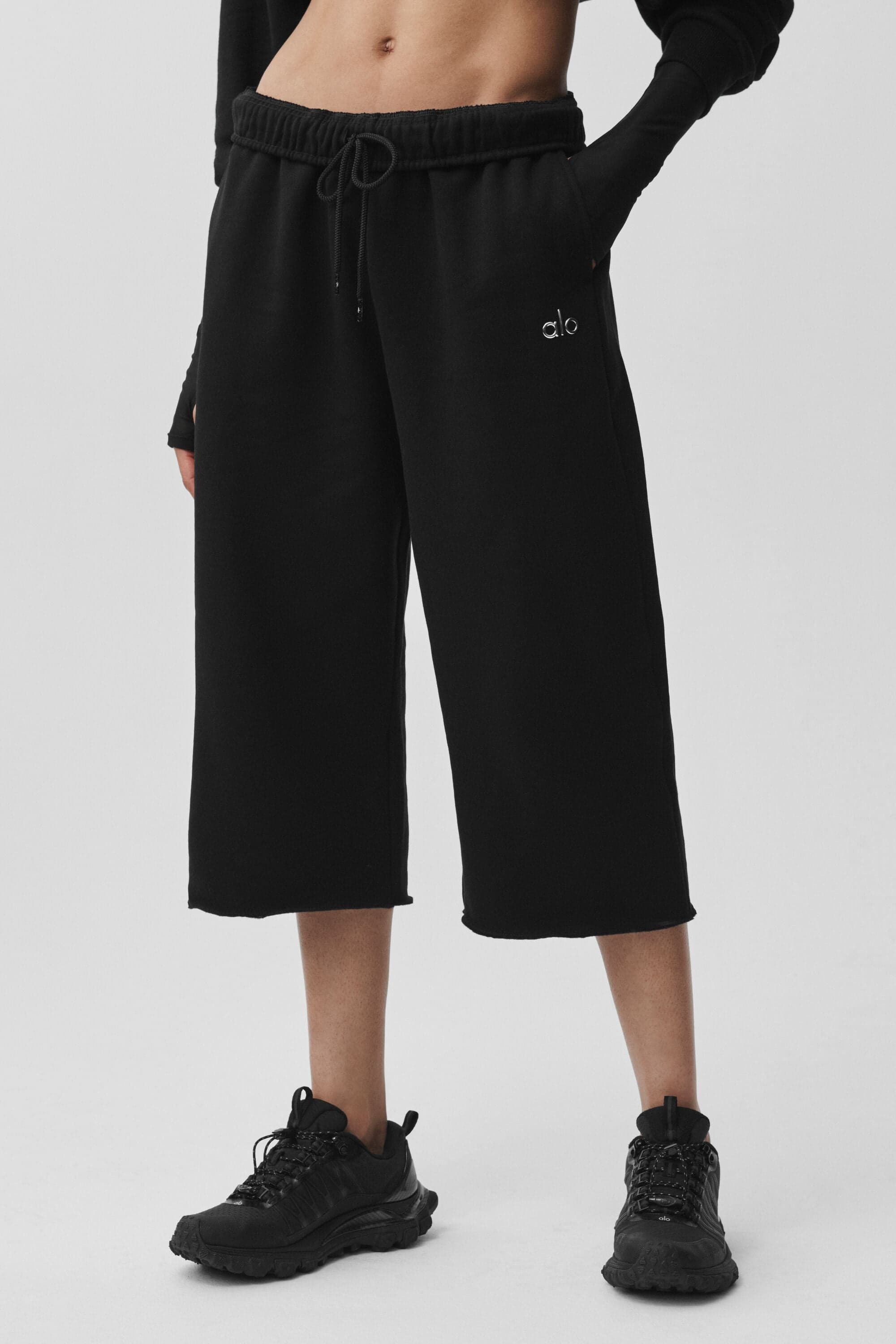 Alo Yoga — Accolade Cutoff Sweatpant - Black