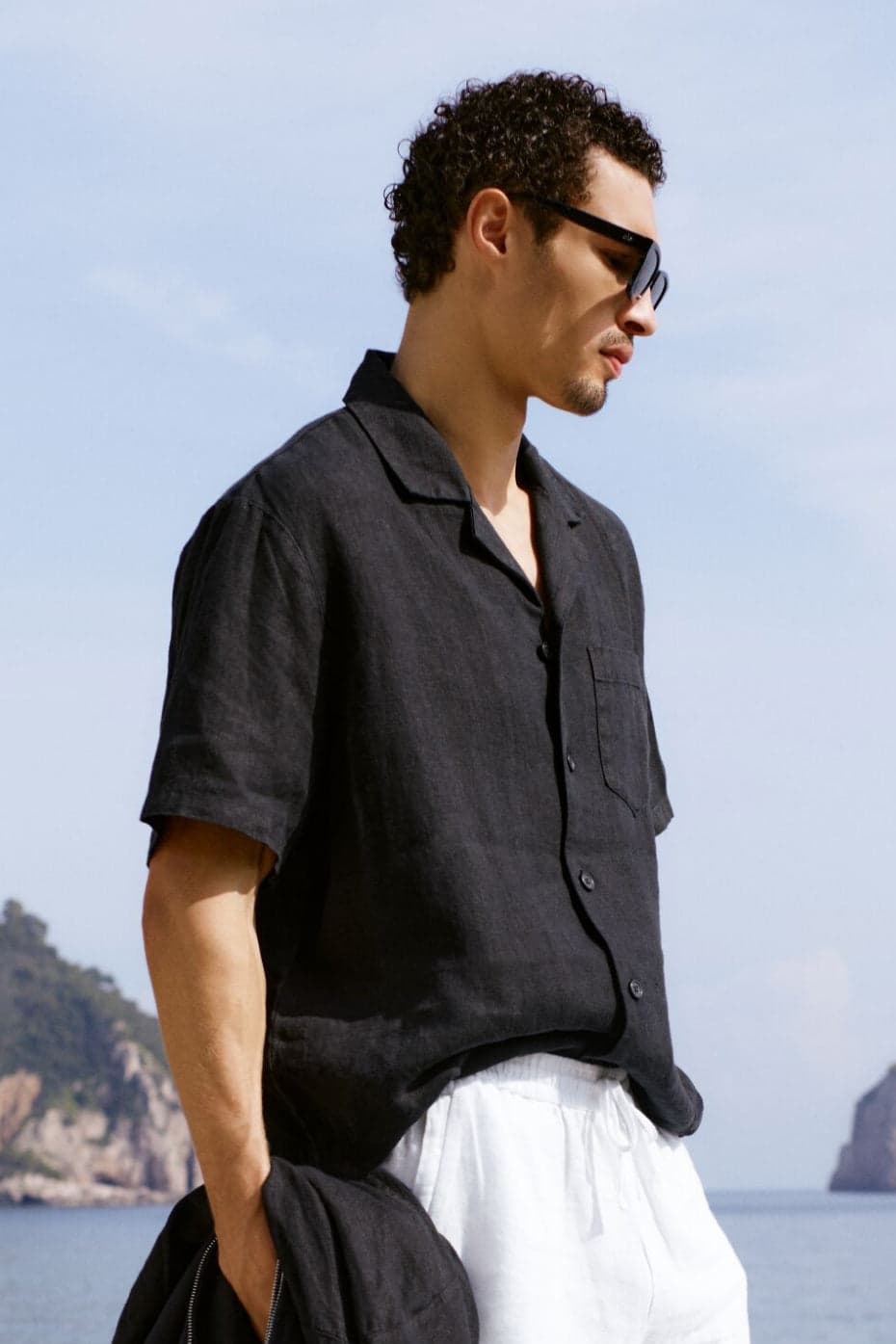 Alo Yoga — Linen Days Short Sleeve Button Up - Black