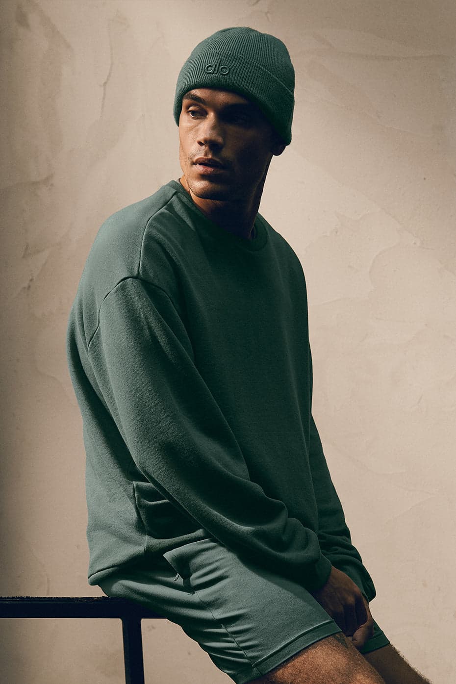 Alo Yoga — Chill Crew Neck Pullover - Clover Green