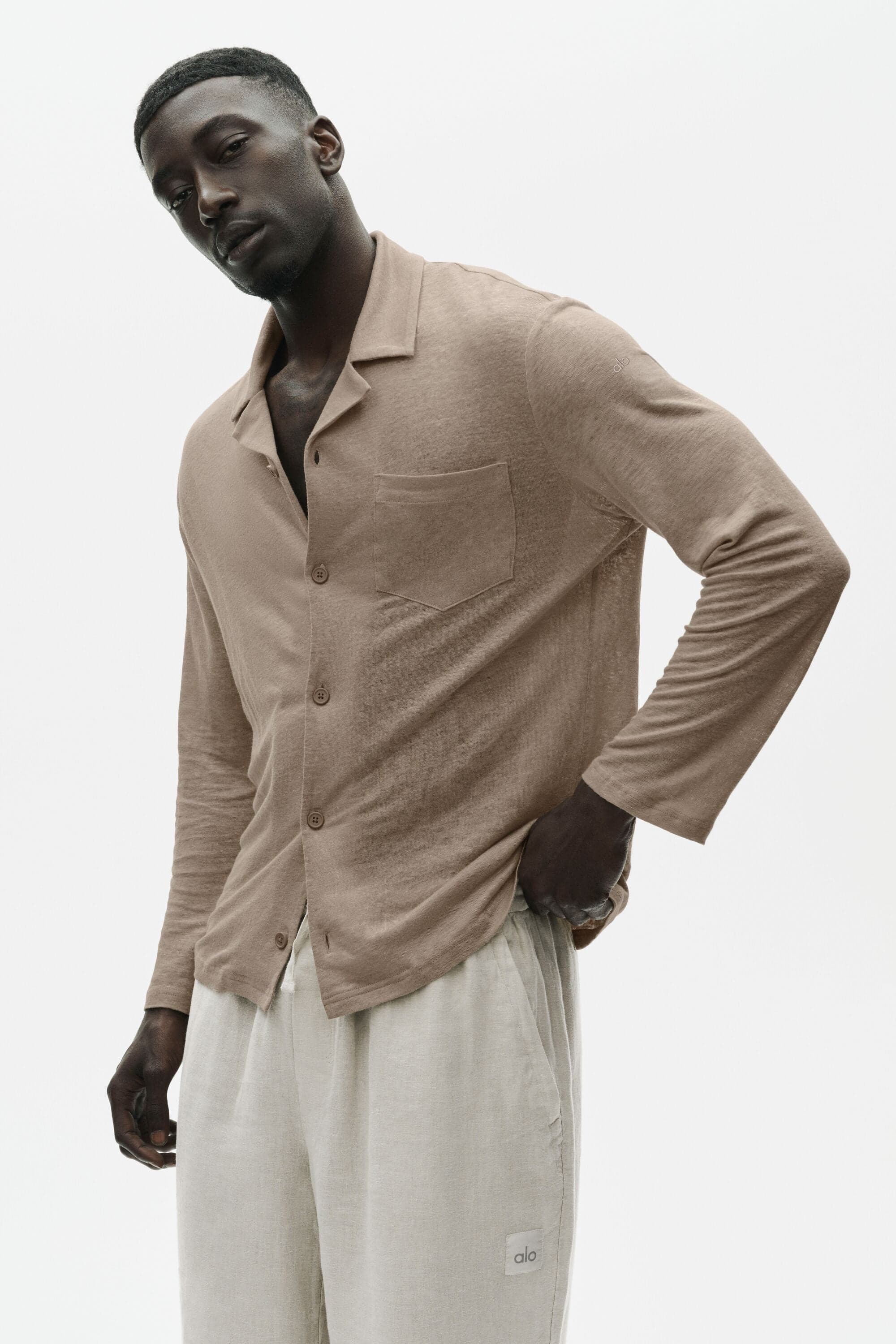 Alo Yoga — Linen Jersey Coastal Long Sleeve Button Up - Gravel