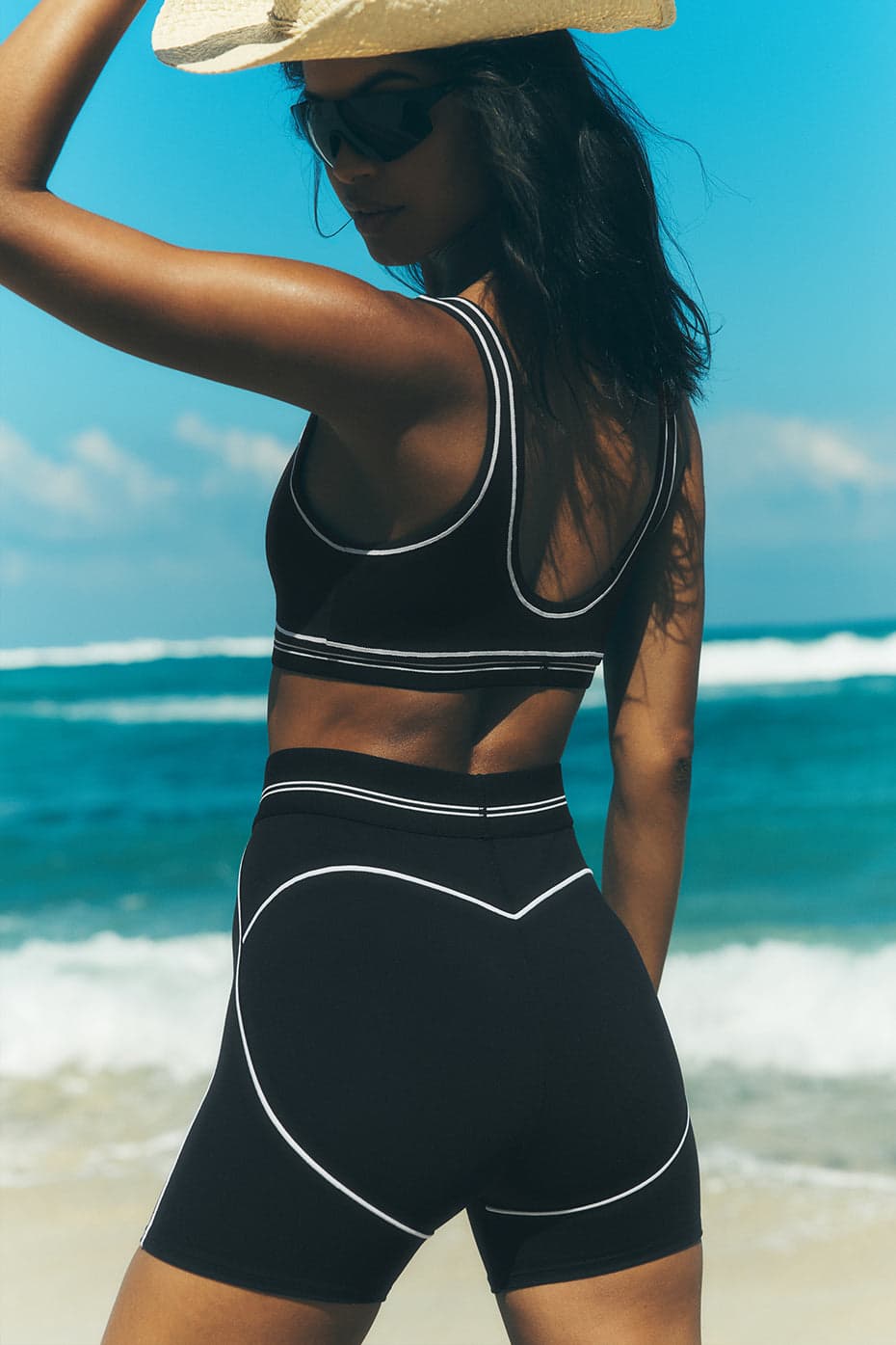 Alo Yoga — 4" Airbrush High-Waist Heart Throb Short